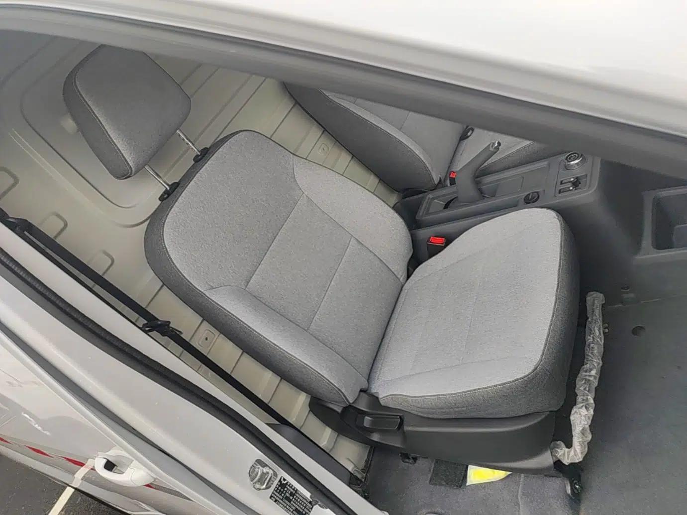 Wuling Yangguang 2024 300km Range Practical Window-Sealed Version 60kW — миниатюра 23