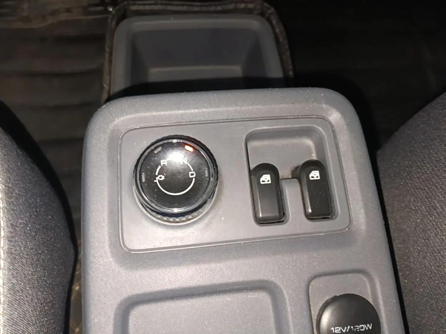 Wuling Yangguang 2024 300km Range Practical Window-Sealed Version 60kW — миниатюра 17