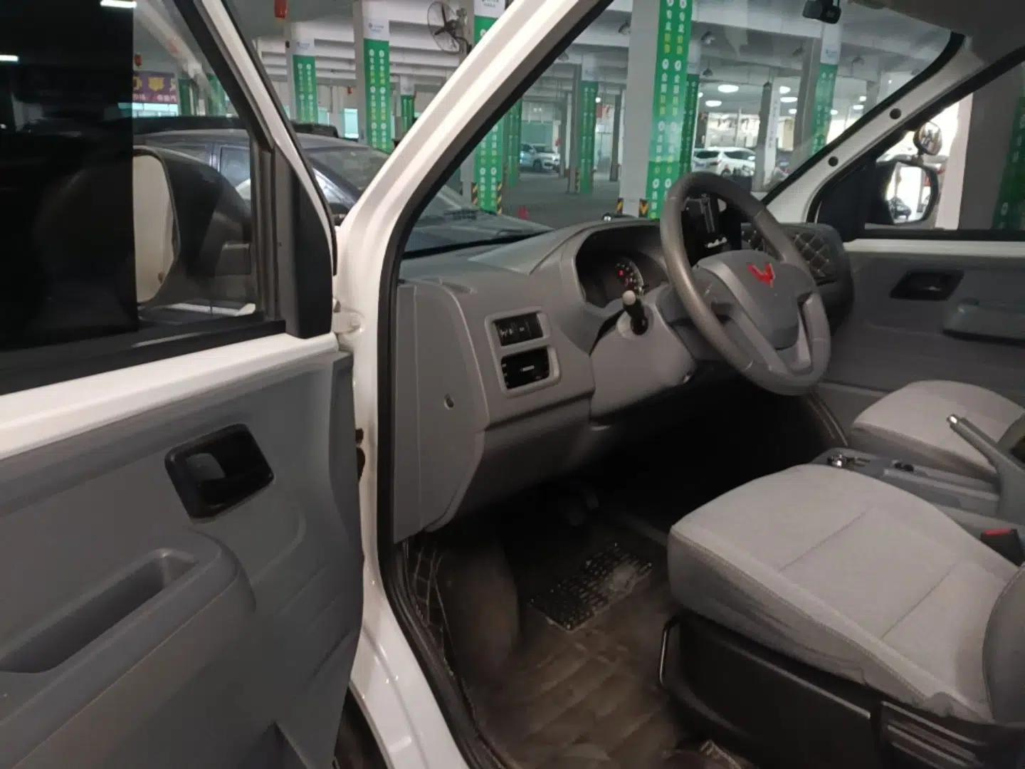 Wuling Yangguang 2024 300km Range Practical Window-Sealed Version 60kW — миниатюра 19