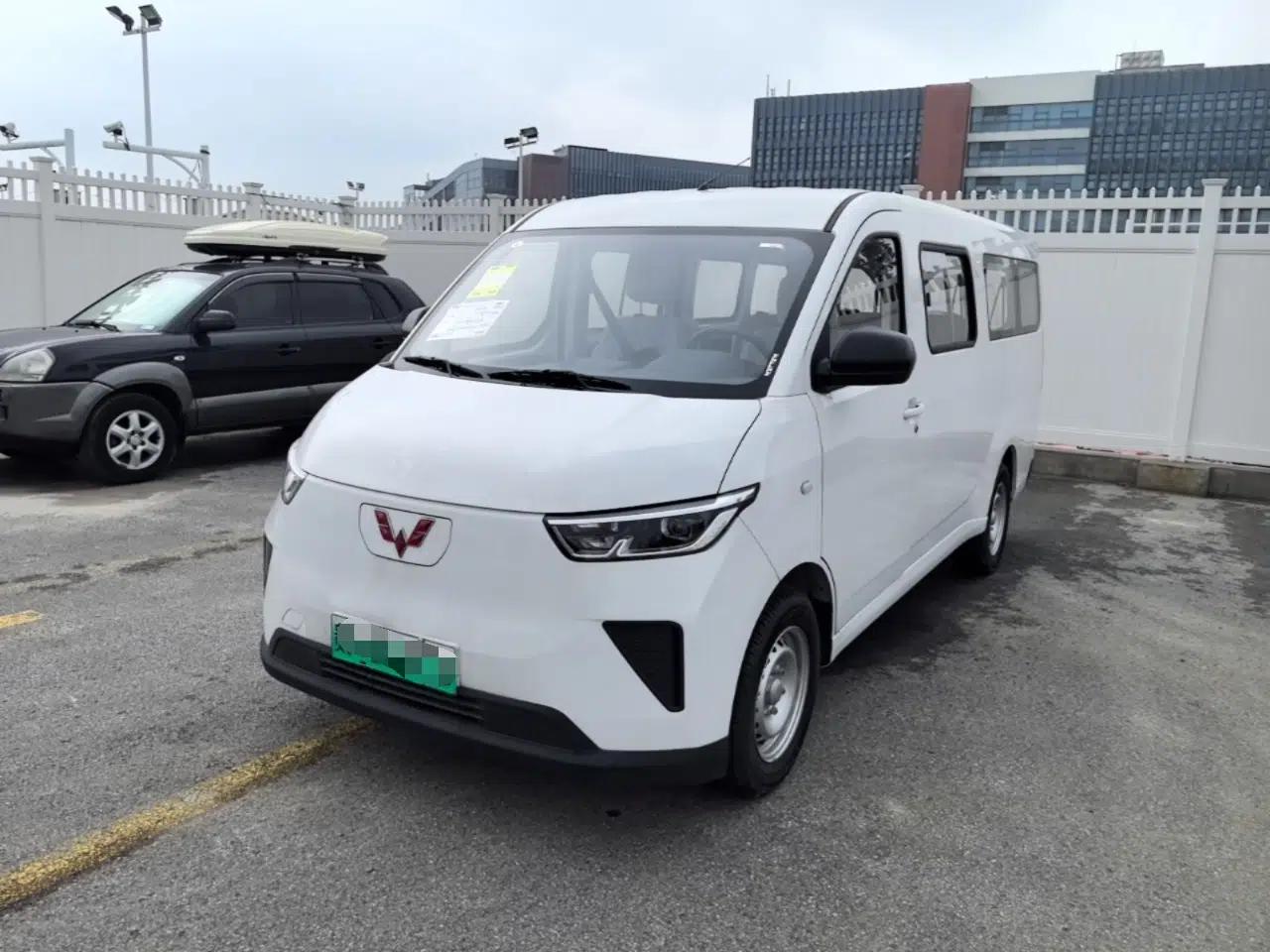 Wuling Yangguang 2024 300KM Comfort Version Passenger Van 75kW — миниатюра 1
