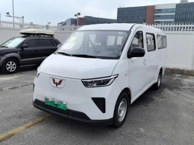 Wuling Yangguang 2024 300KM Comfort Version Passenger Van 75kW