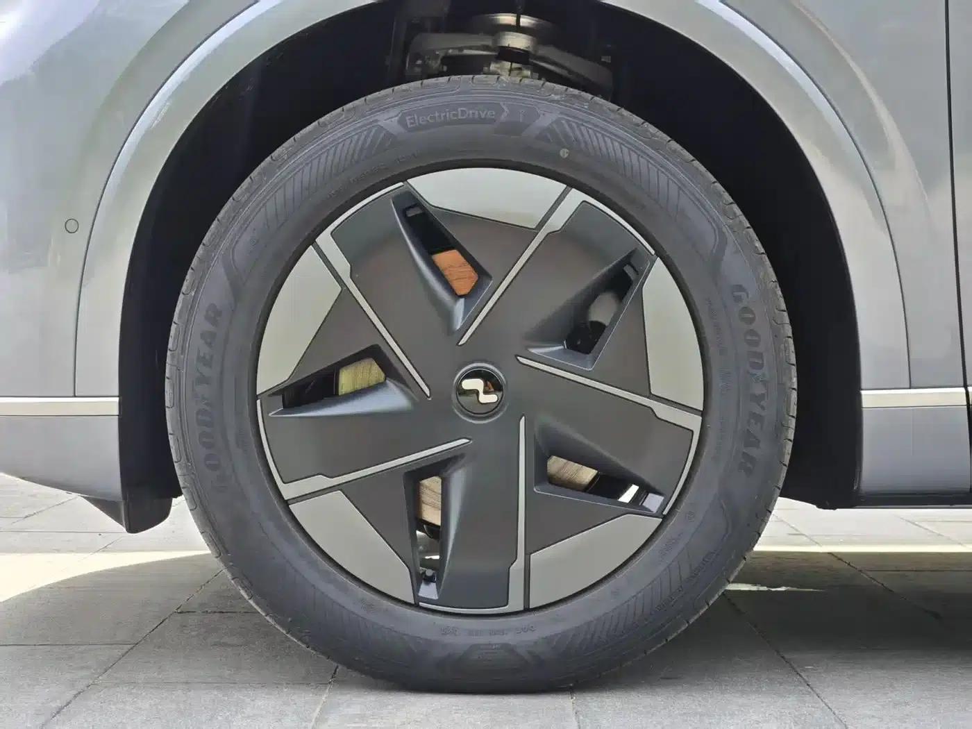 2025 Chevrolet L90 Ultra 6-seater — миниатюра 17