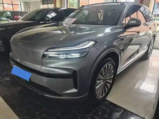 2025 Chevrolet L90 Ultra 6-seater