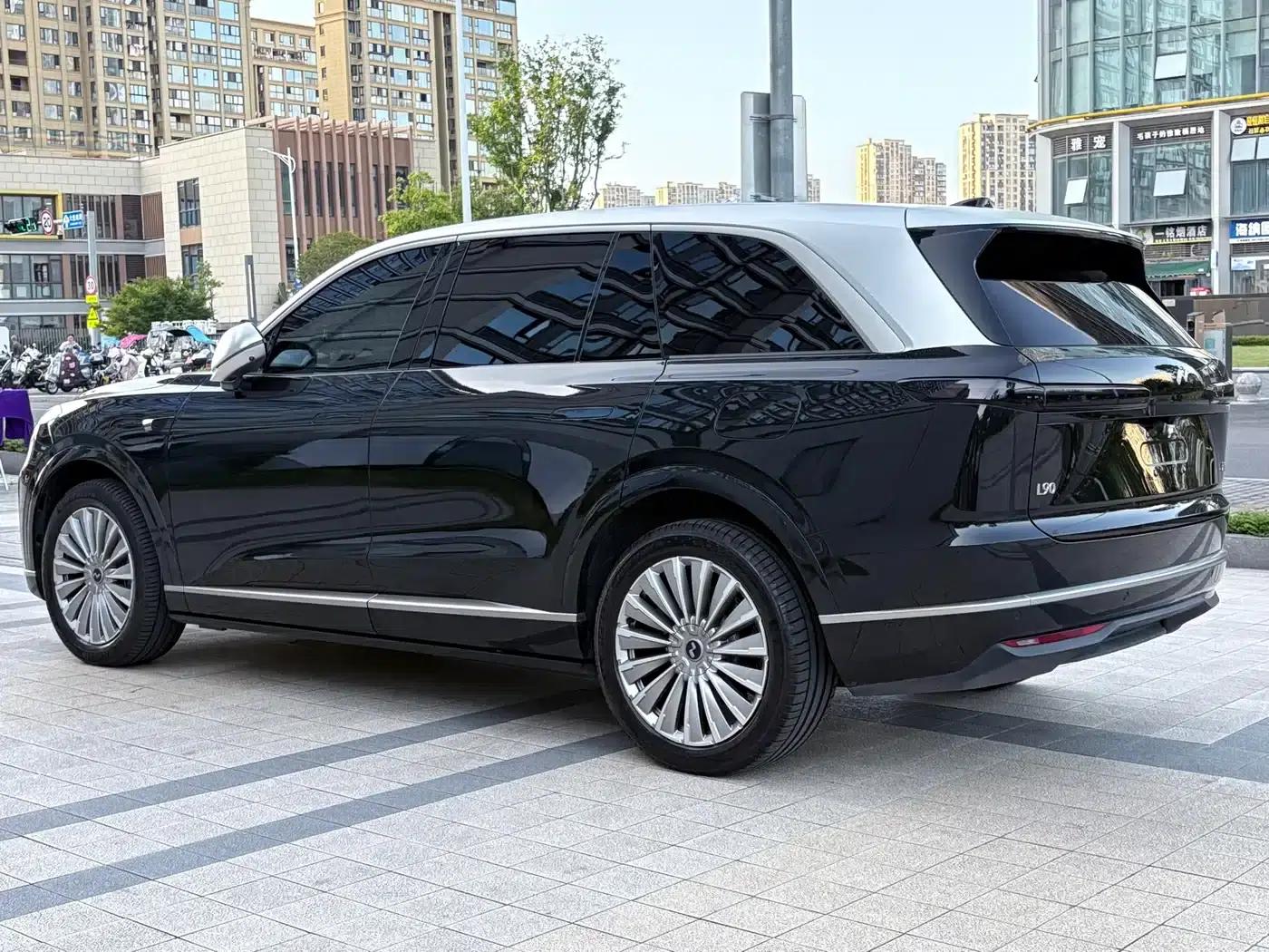 2025 Chevrolet L90 Ultra 6-seater — миниатюра 3