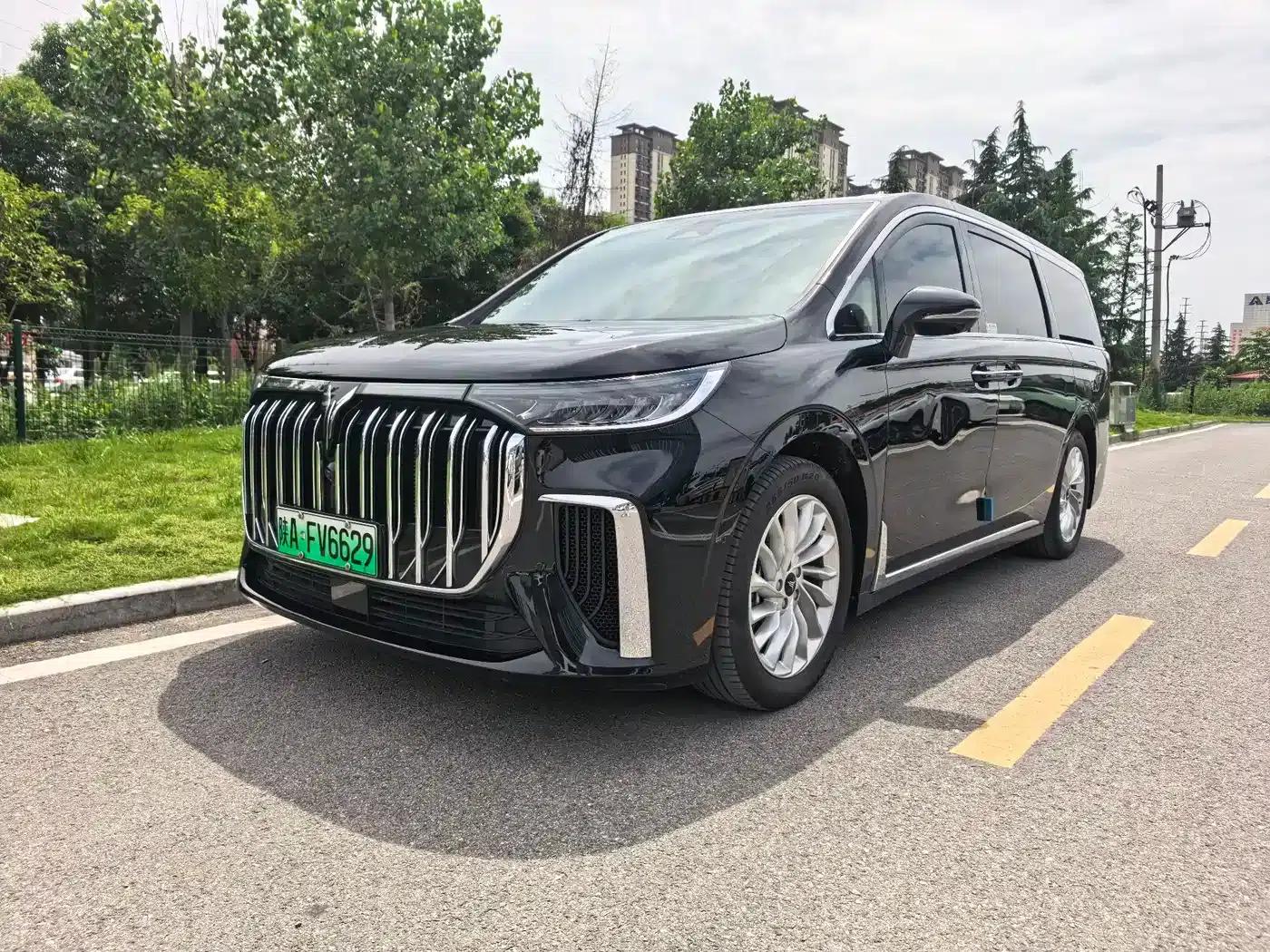 Voyah Dreamer 2024 PHEV Extended Range Premium Edition — миниатюра 1