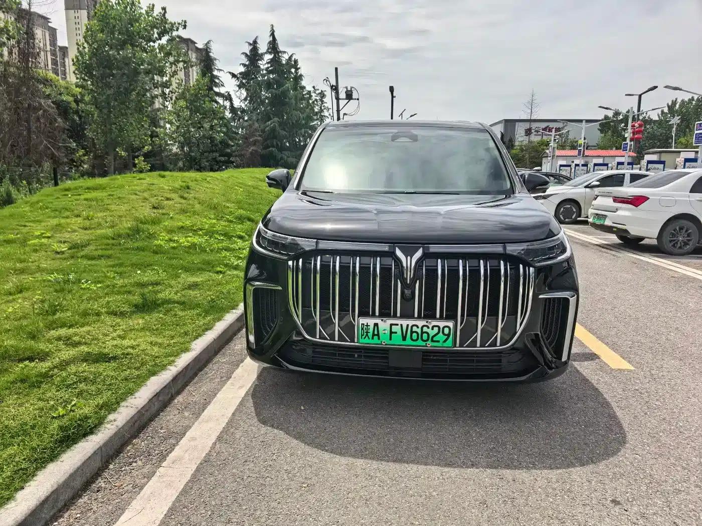 Voyah Dreamer 2024 PHEV Extended Range Premium Edition — миниатюра 2