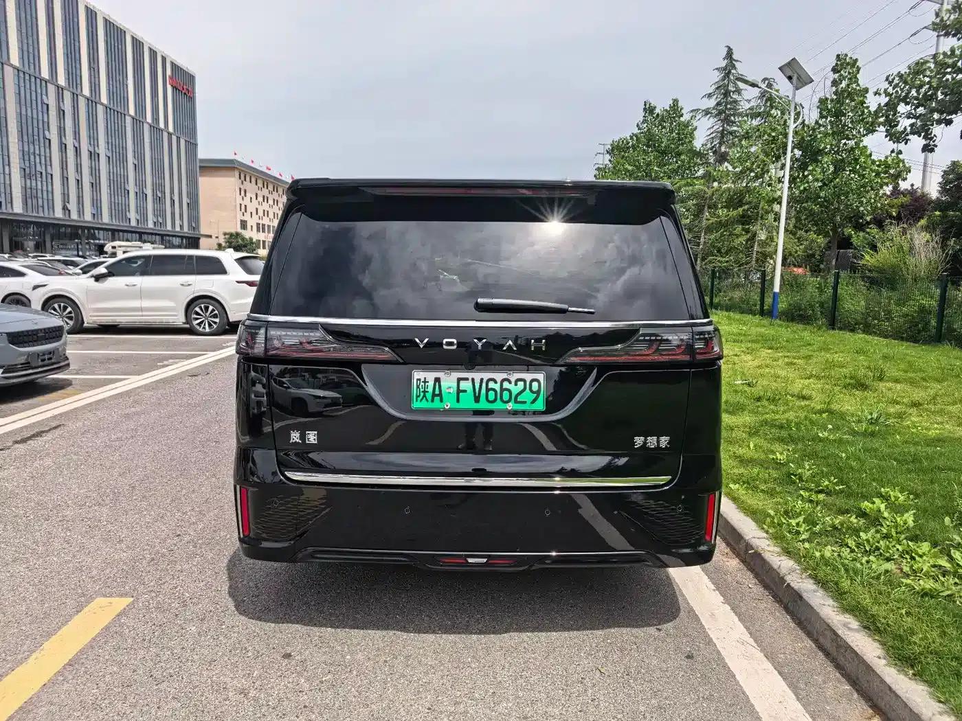 Voyah Dreamer 2024 PHEV Extended Range Premium Edition — миниатюра 17