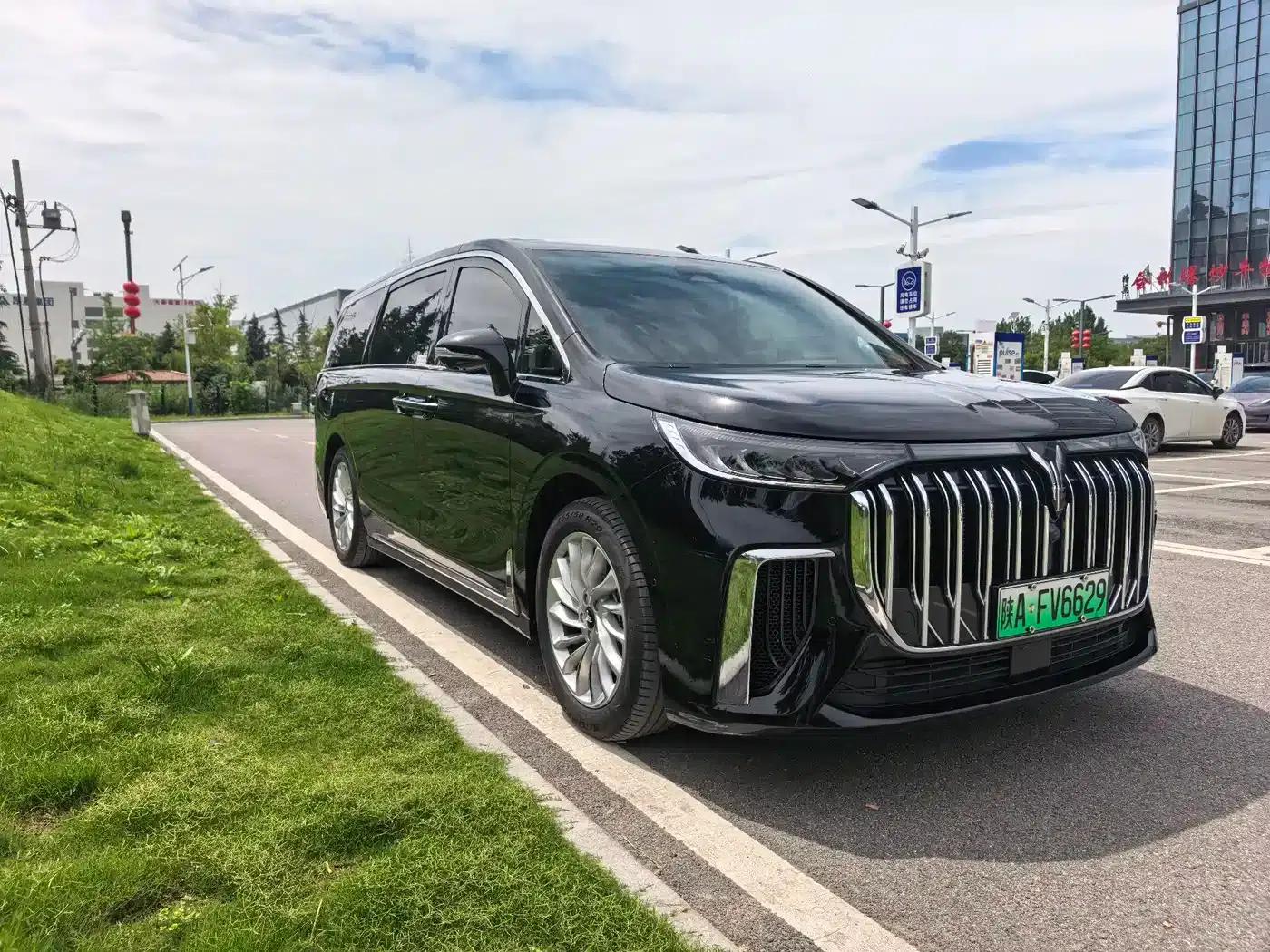 Voyah Dreamer 2024 PHEV Extended Range Premium Edition — миниатюра 3
