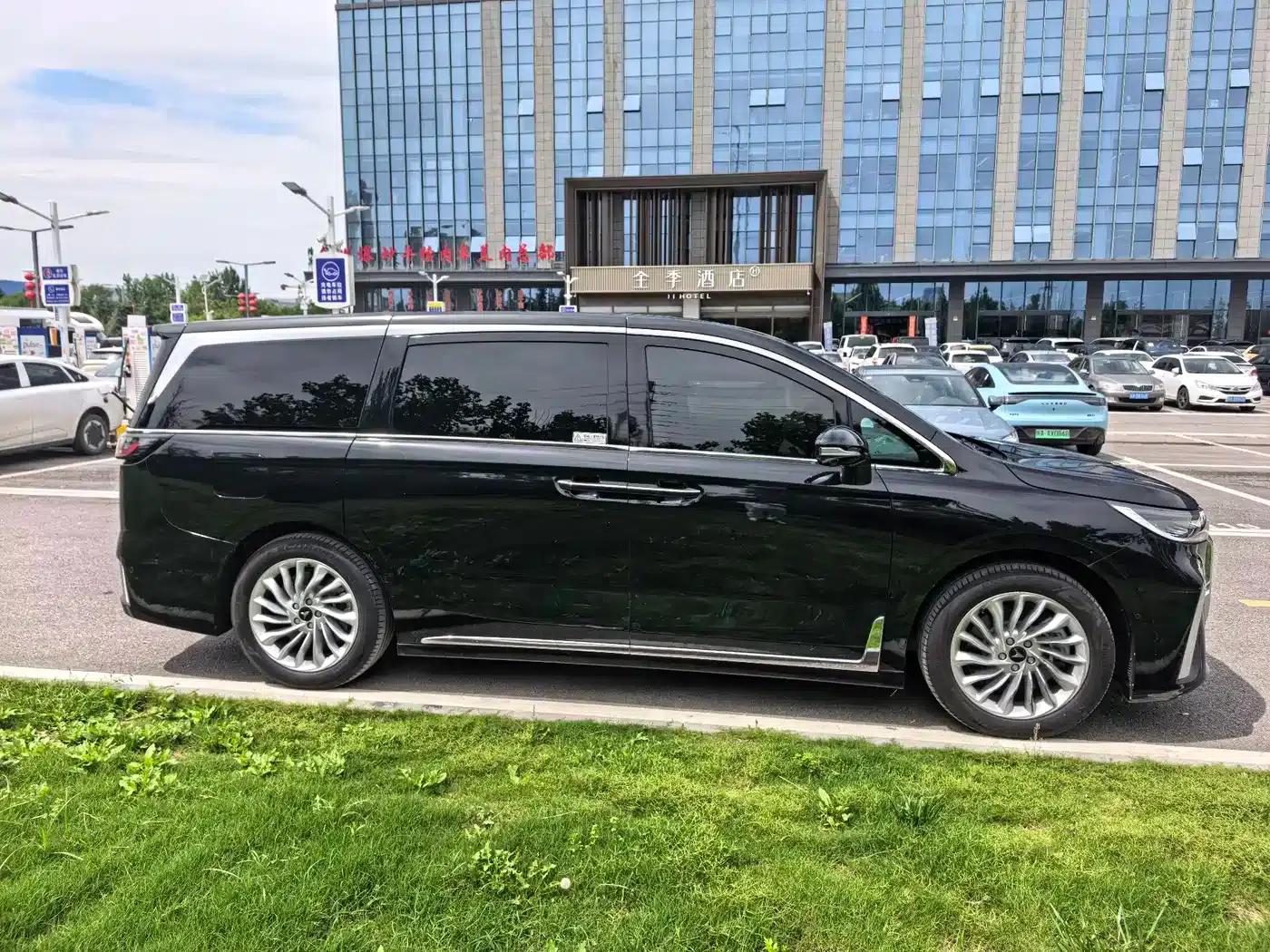 Voyah Dreamer 2024 PHEV Extended Range Premium Edition — миниатюра 4