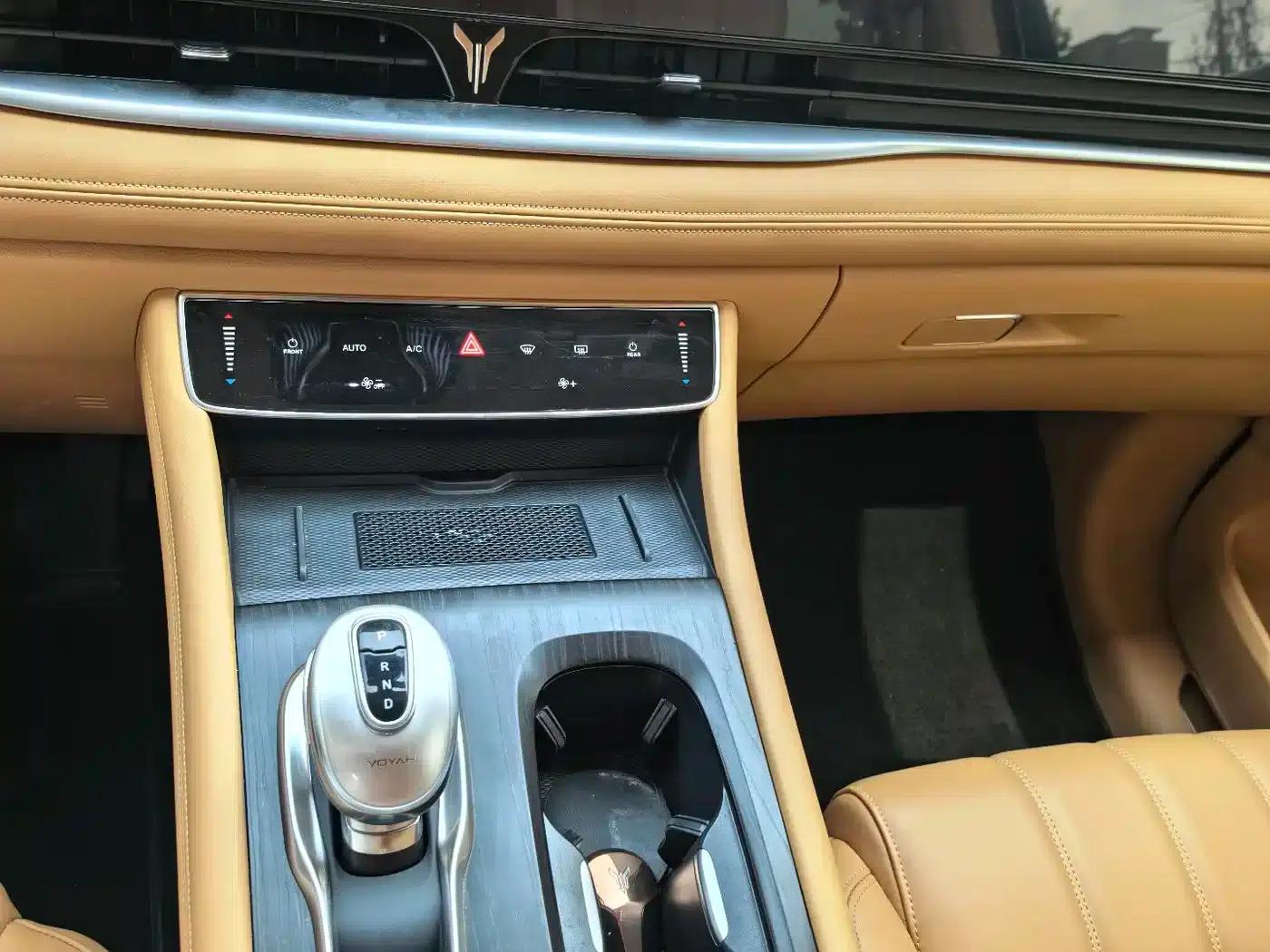 Voyah Dreamer 2024 PHEV Extended Range Premium Edition — миниатюра 10