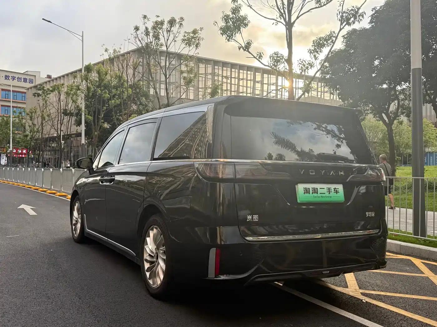 Voyah Dreamer 2024 EV Extended Range Superior Edition — миниатюра 3
