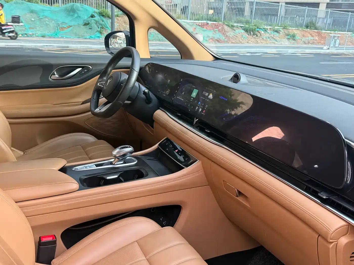 Voyah Dreamer 2024 EV Extended Range Superior Edition — миниатюра 6
