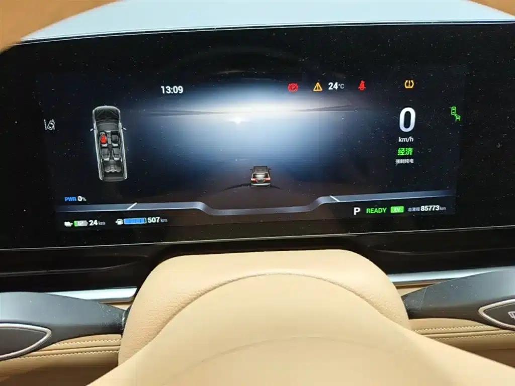 Voyah Dreamer 2024 PHEV Extended Range Premium Edition — миниатюра 12