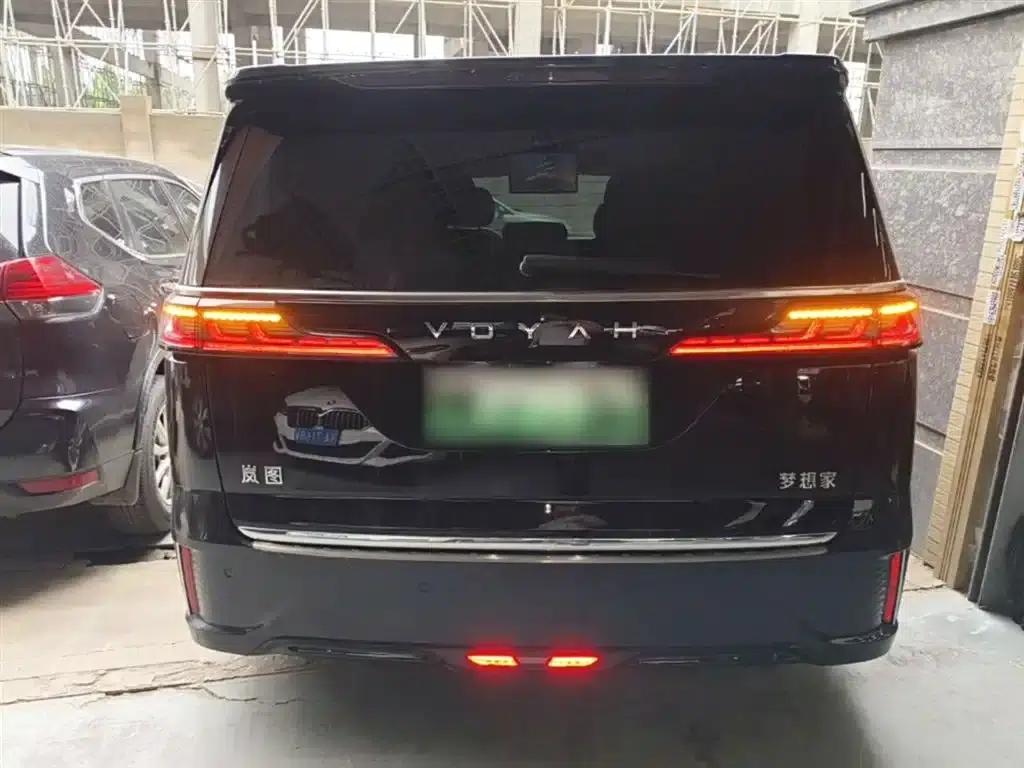 Voyah Dreamer 2024 PHEV Extended Range Premium Edition — миниатюра 6