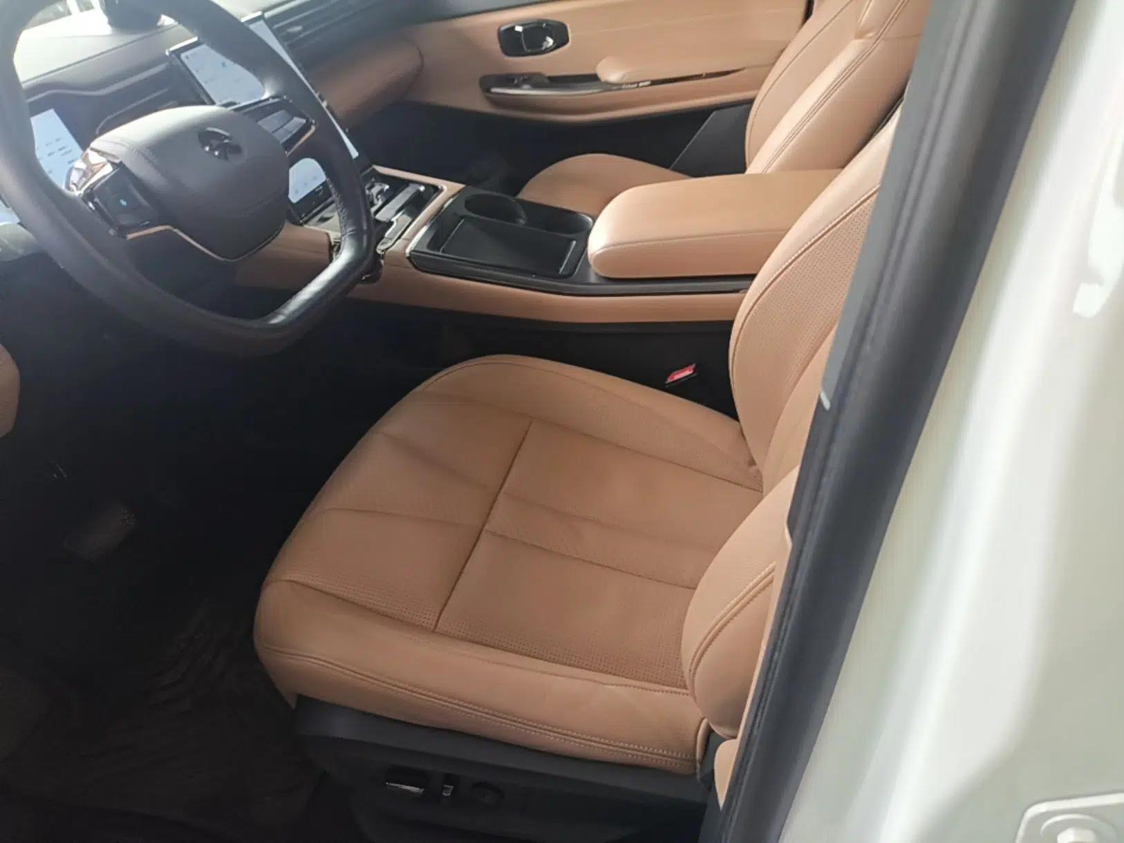 Nio ES8 2020 580 km Range Signature Edition Six-Seater Version — миниатюра 14