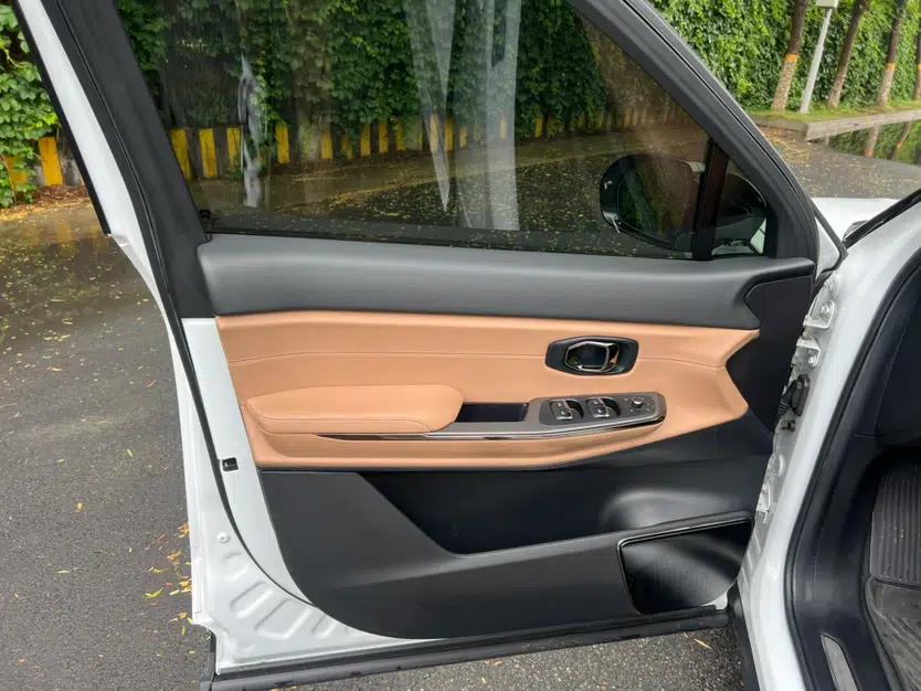 Nio ES8 2020 580 km Range Signature Edition Six-Seater Version — миниатюра 23