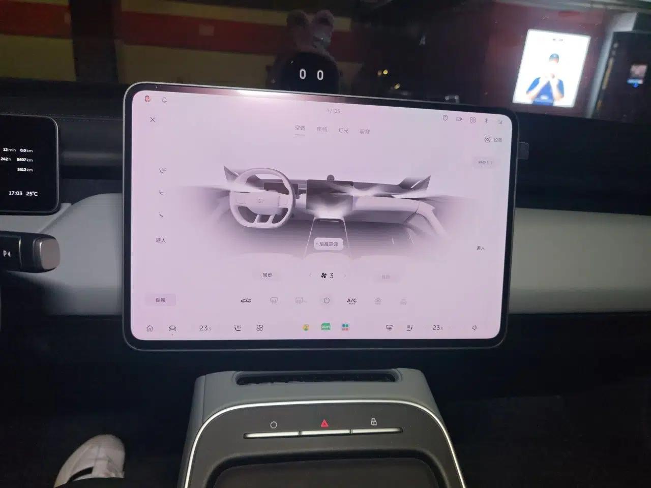 Nio ET5 2025 Model Champion Commemorative Edition, 75kWh — миниатюра 14