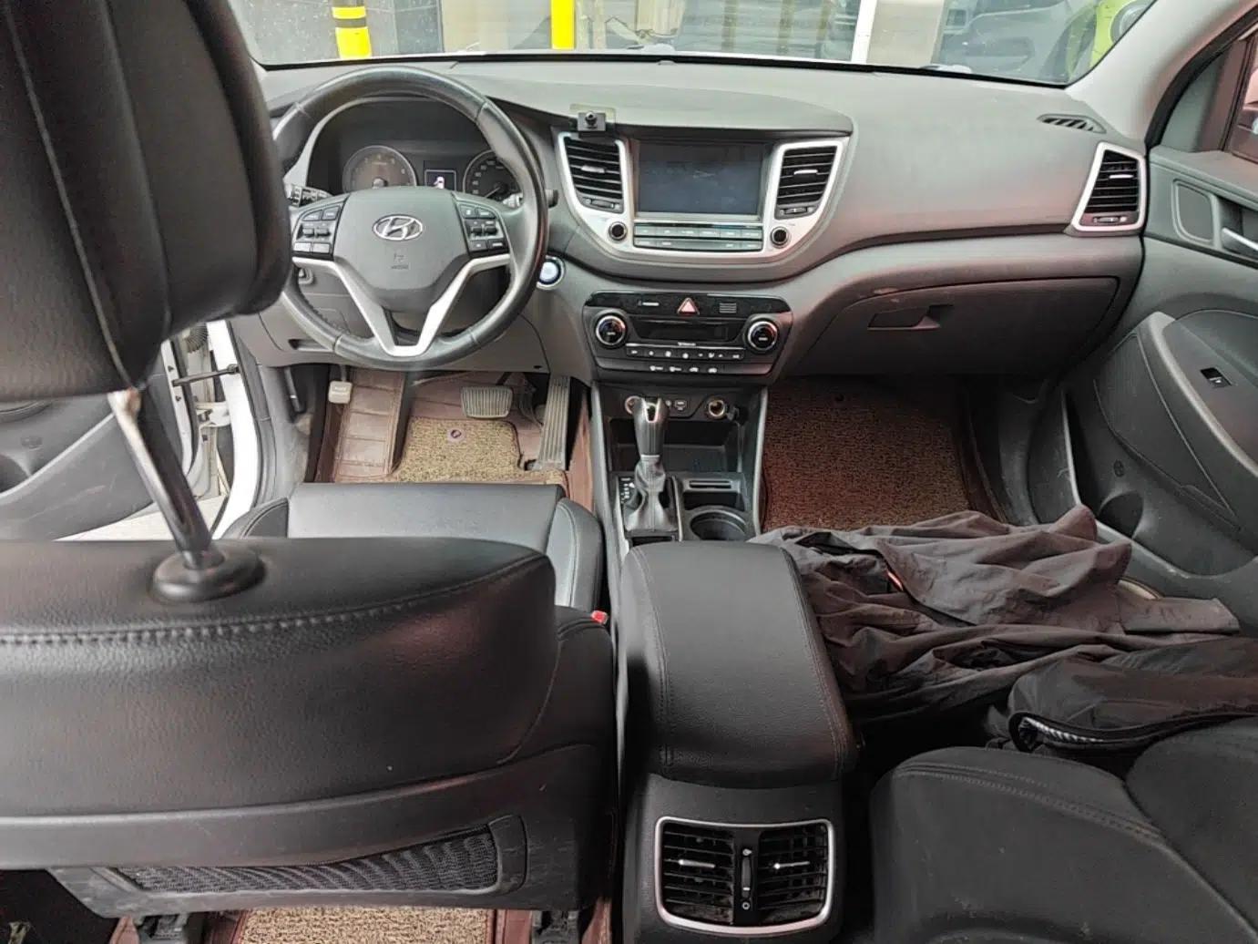 Hyundai Tucson 2018 1.6T Dual-Clutch Two-Wheel Drive 15th Anniversary Special Edition — миниатюра 13