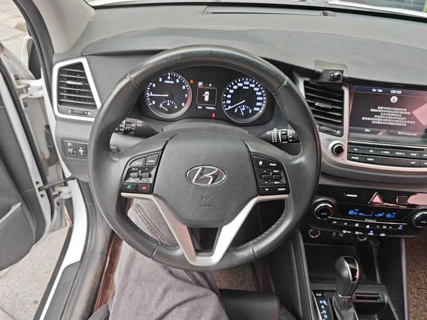 Hyundai Tucson 2018 1.6T Dual-Clutch Two-Wheel Drive 15th Anniversary Special Edition — миниатюра 14