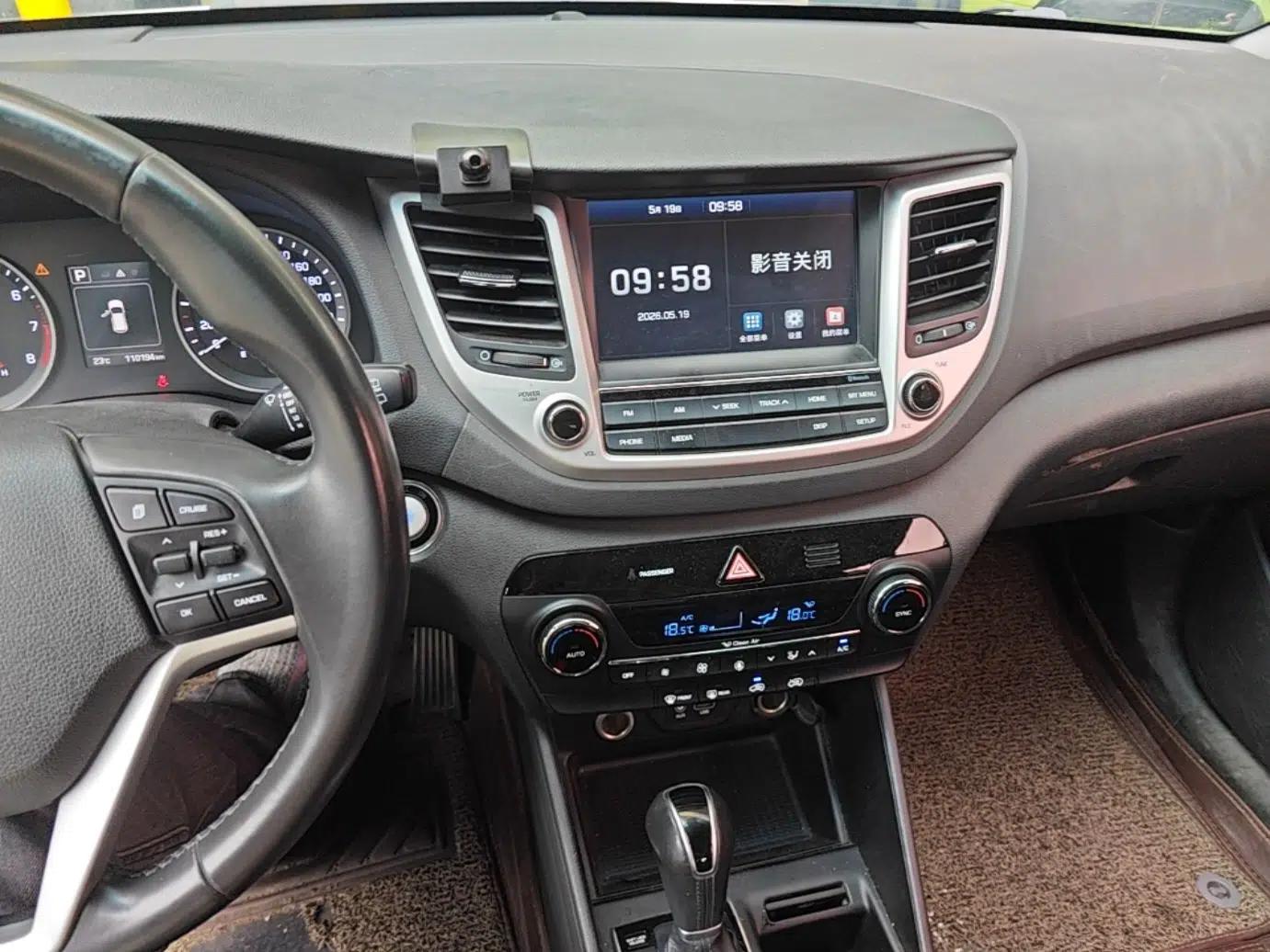 Hyundai Tucson 2018 1.6T Dual-Clutch Two-Wheel Drive 15th Anniversary Special Edition — миниатюра 16