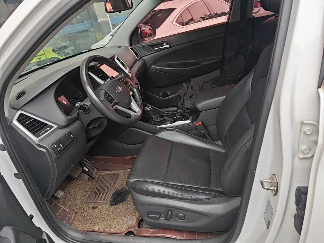 Hyundai Tucson 2018 1.6T Dual-Clutch Two-Wheel Drive 15th Anniversary Special Edition — миниатюра 18