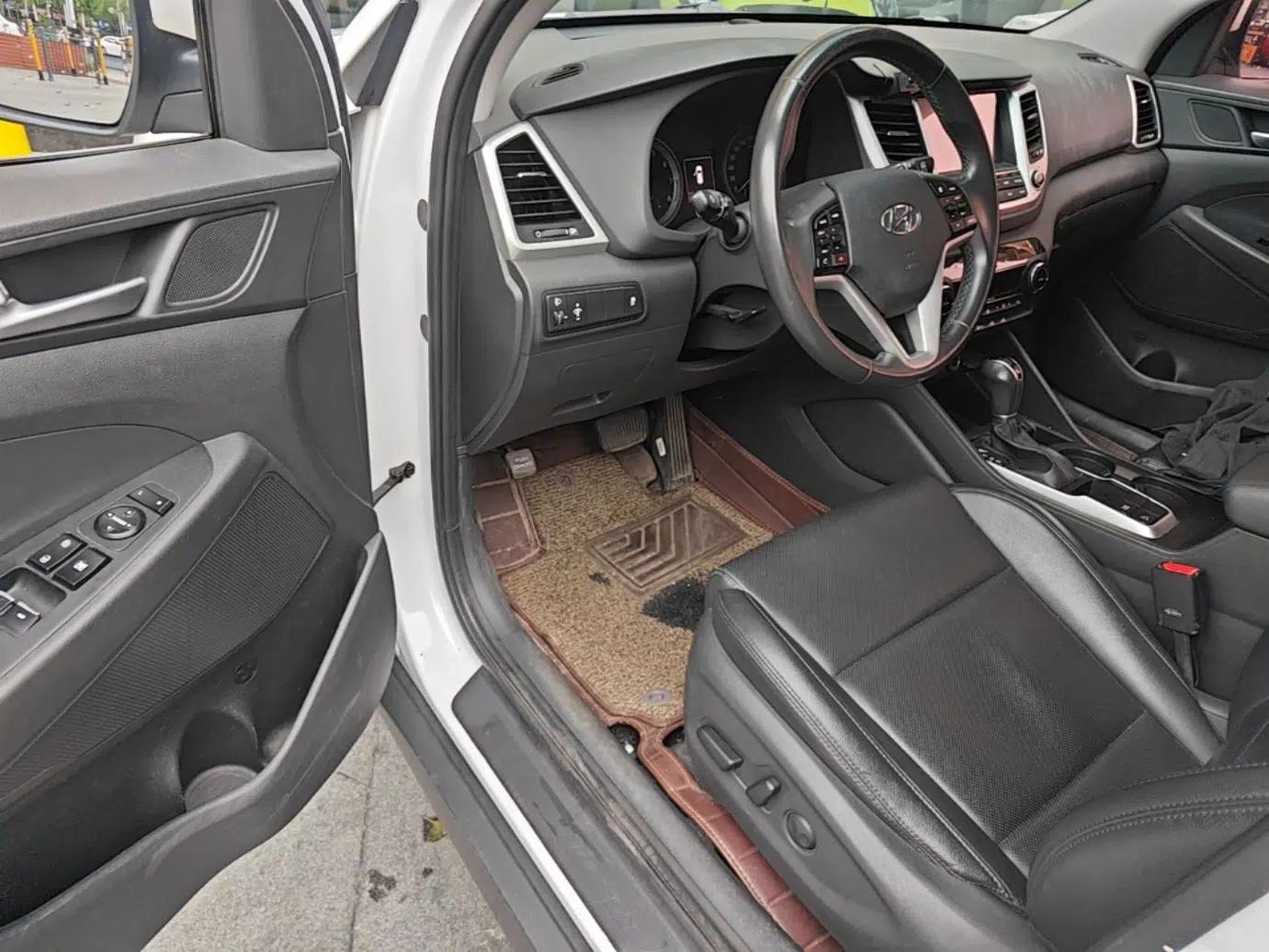 Hyundai Tucson 2018 1.6T Dual-Clutch Two-Wheel Drive 15th Anniversary Special Edition — миниатюра 19