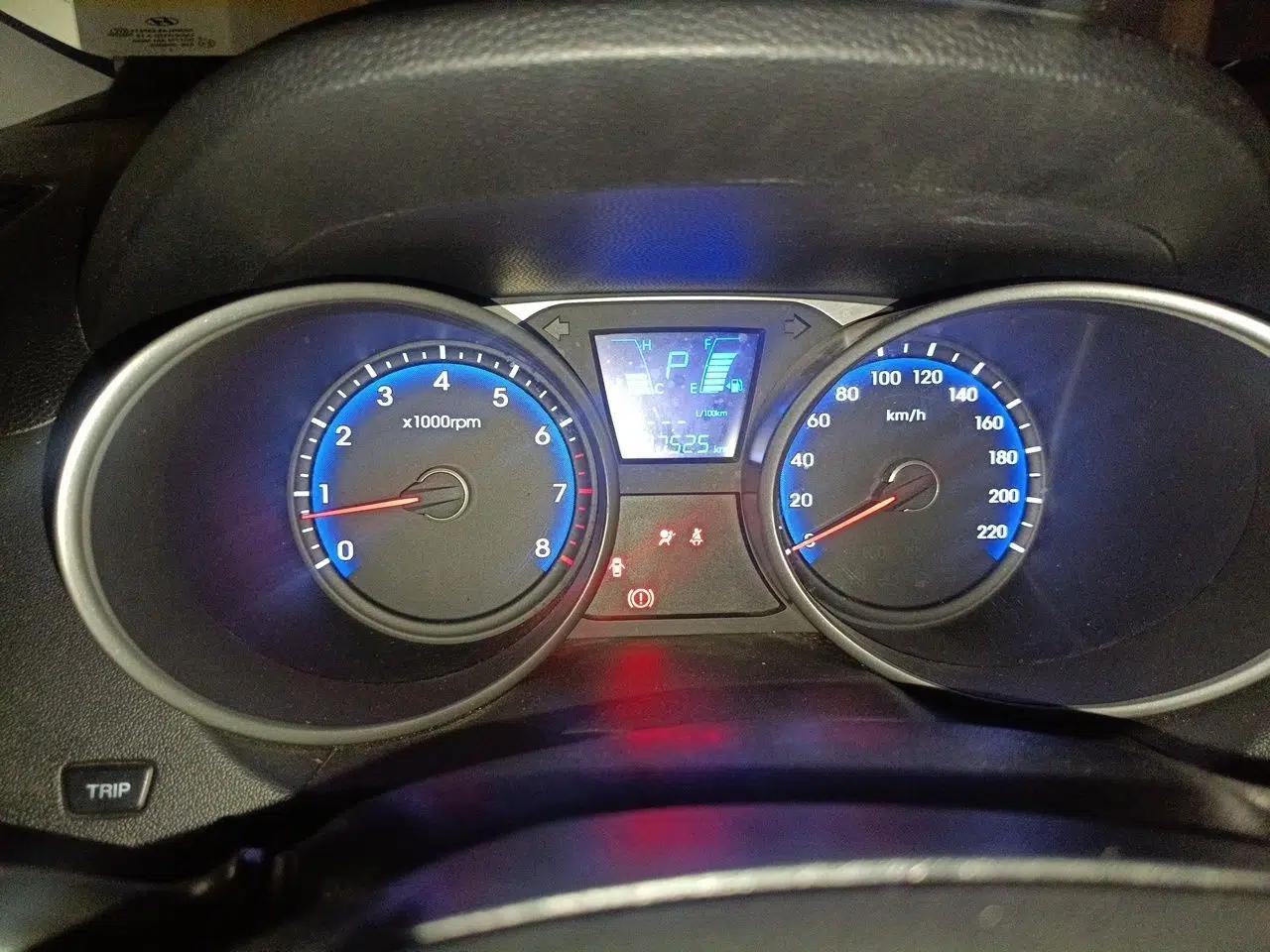 Hyundai ix35 2015 2.0L Automatic 2WD Smart Version China V Standard — миниатюра 12