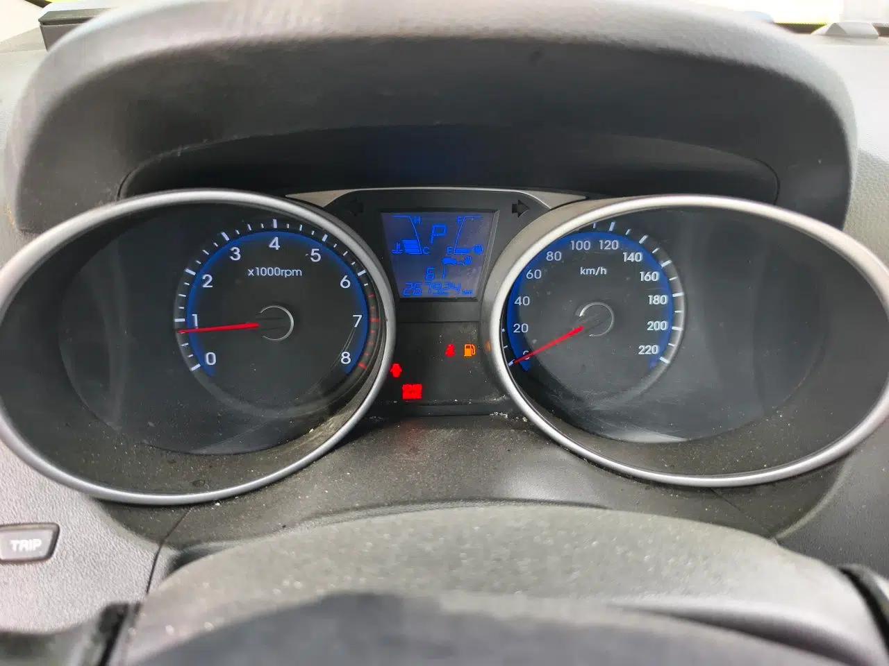 Hyundai ix35 2010 2.0L Automatic Two-Wheel Drive Elite Edition GLS — миниатюра 12
