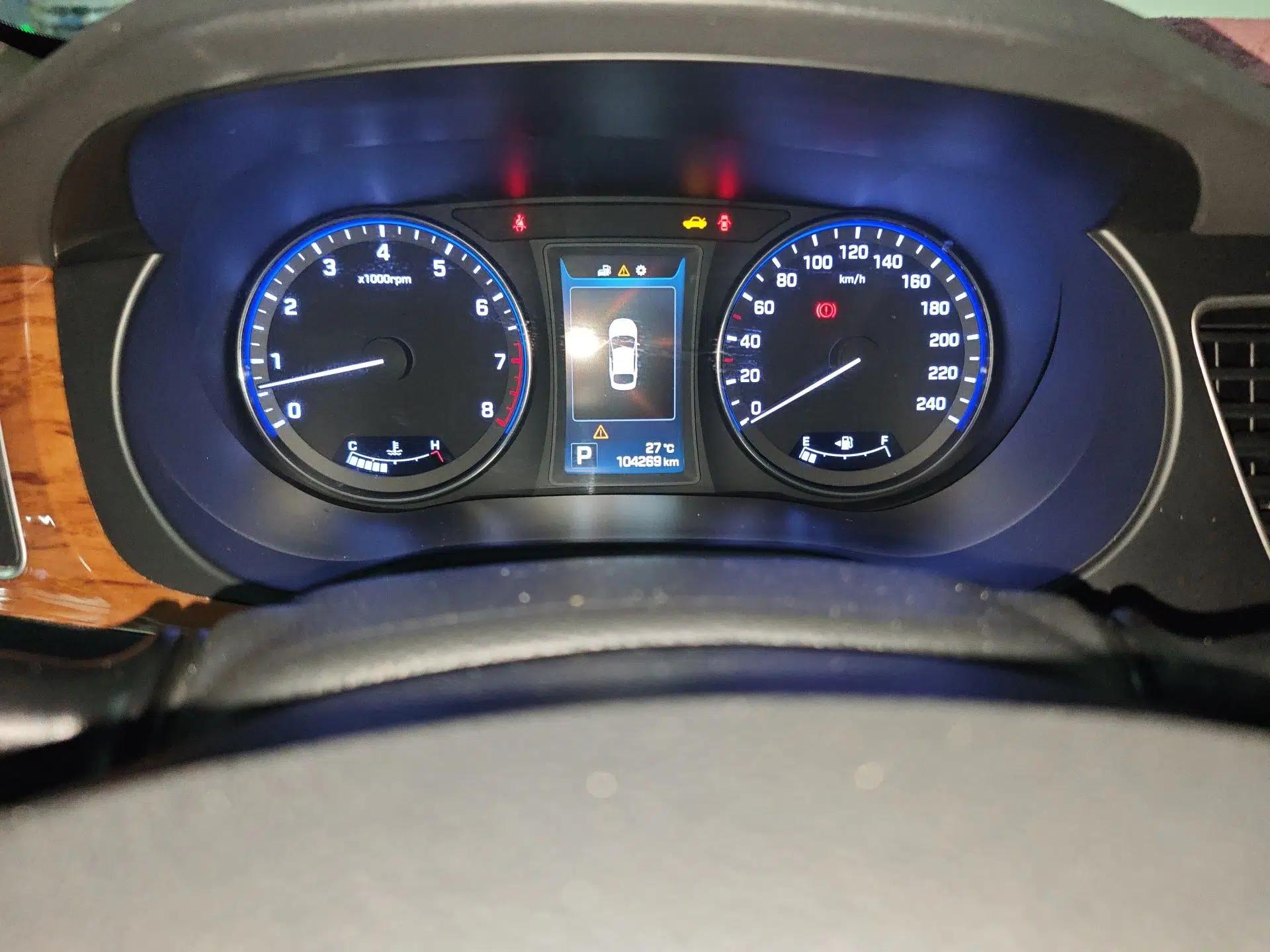 Hyundai Mistra 2014 1.8L Automatic Deluxe DLX Model — миниатюра 11