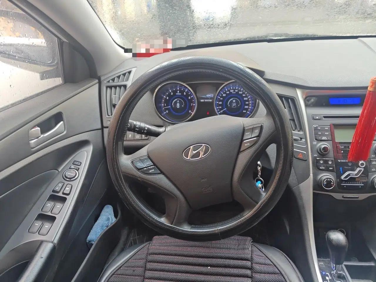Hyundai Sonata 2011 2.0L Automatic Leading Edition — миниатюра 11