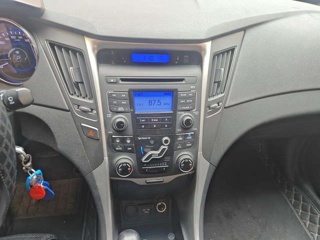 Hyundai Sonata 2011 2.0L Automatic Leading Edition — миниатюра 14