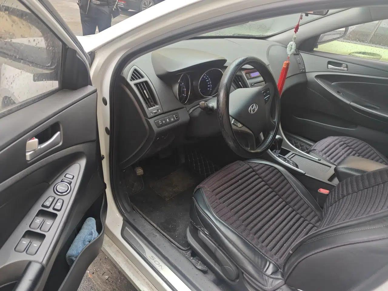 Hyundai Sonata 2011 2.0L Automatic Leading Edition — миниатюра 17