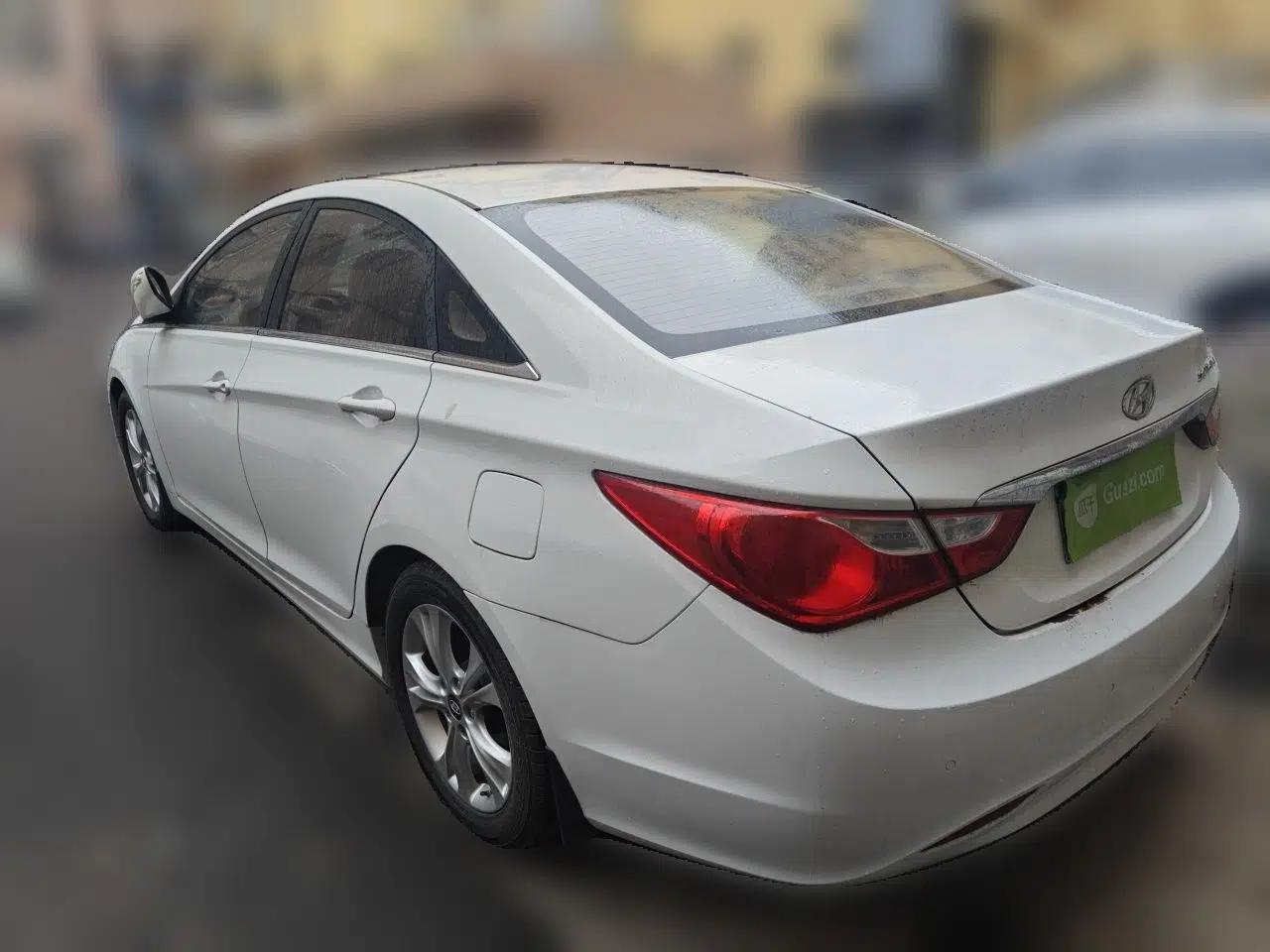 Hyundai Sonata 2011 2.0L Automatic Leading Edition — миниатюра 4
