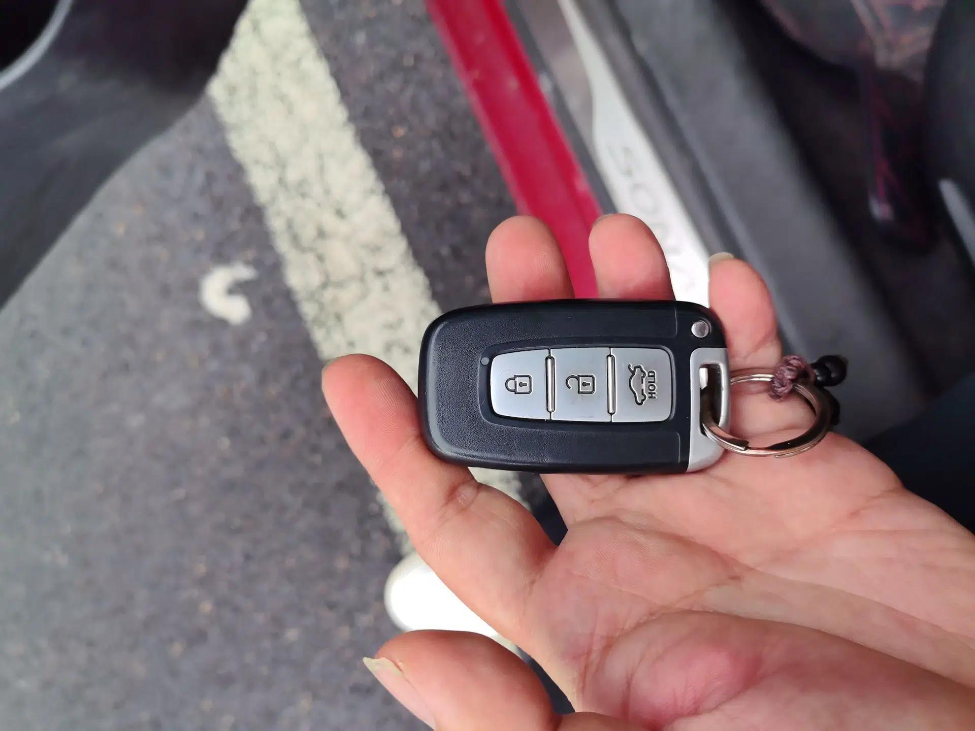 Hyundai Sonata 2011 2.0L Automatic Supreme Edition — миниатюра 9