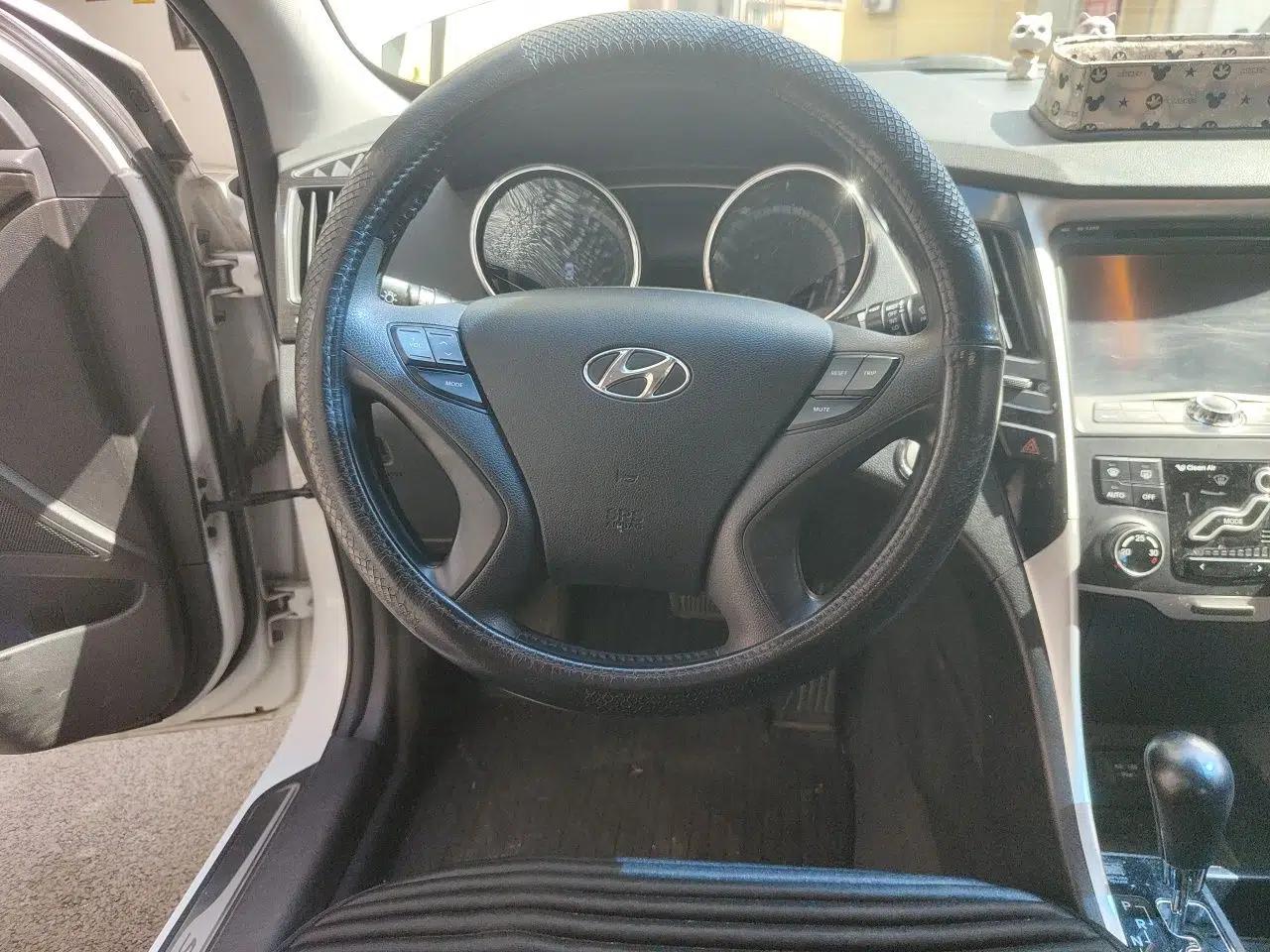 Hyundai Sonata 2011 2.0L Automatic Luxury Edition — миниатюра 11
