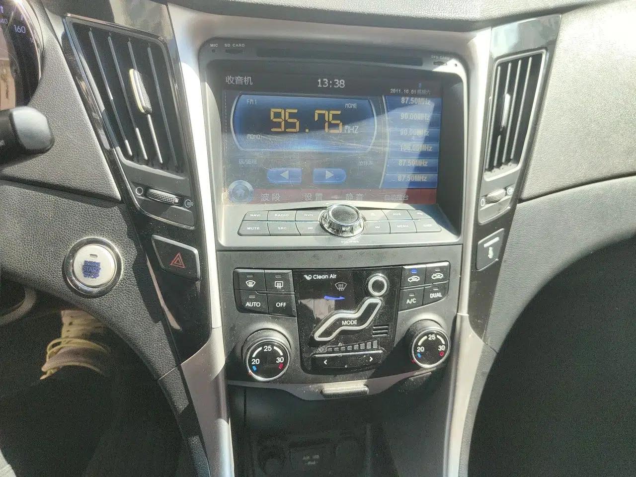 Hyundai Sonata 2011 2.0L Automatic Luxury Edition — миниатюра 14