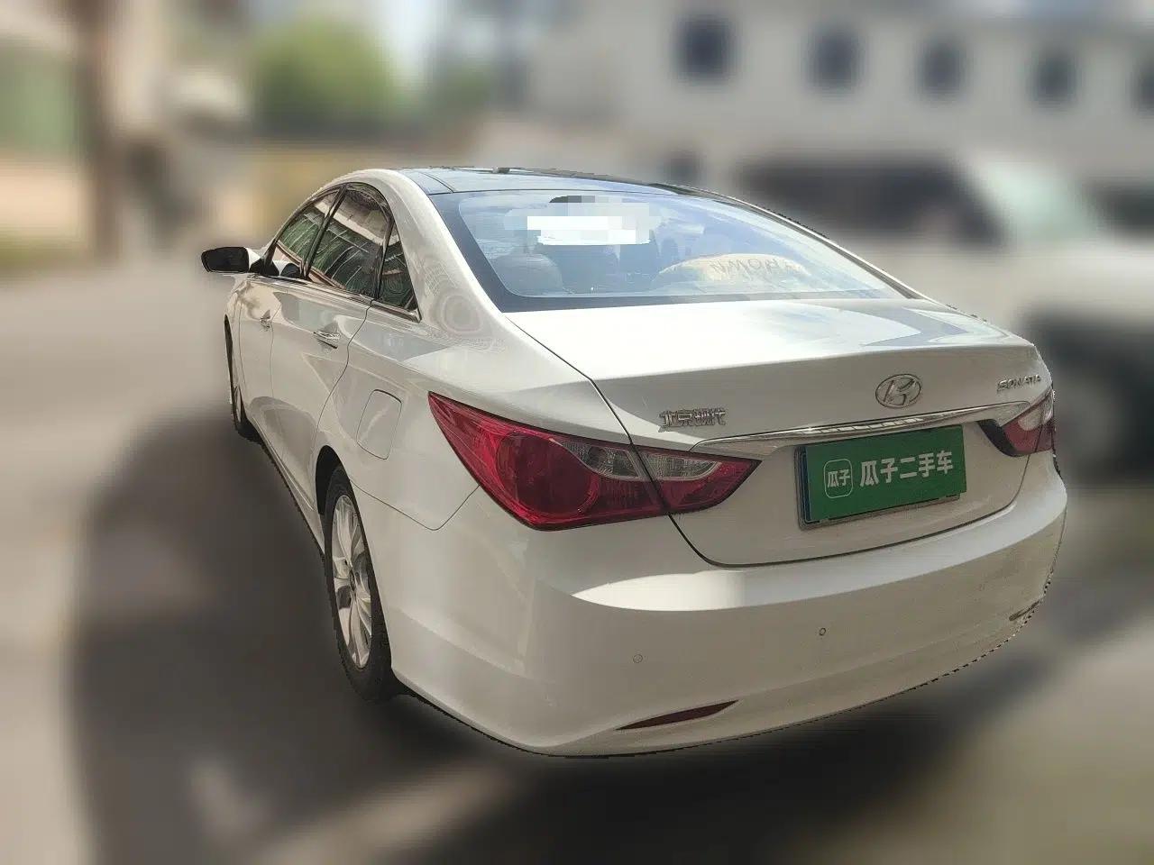 Hyundai Sonata 2011 2.0L Automatic Luxury Edition — миниатюра 4