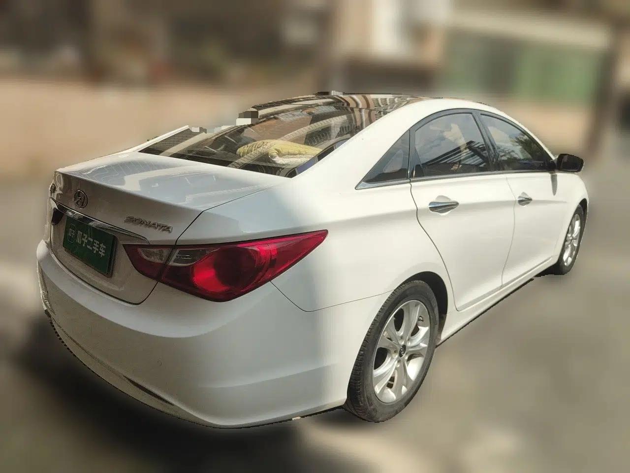 Hyundai Sonata 2011 2.0L Automatic Luxury Edition — миниатюра 6
