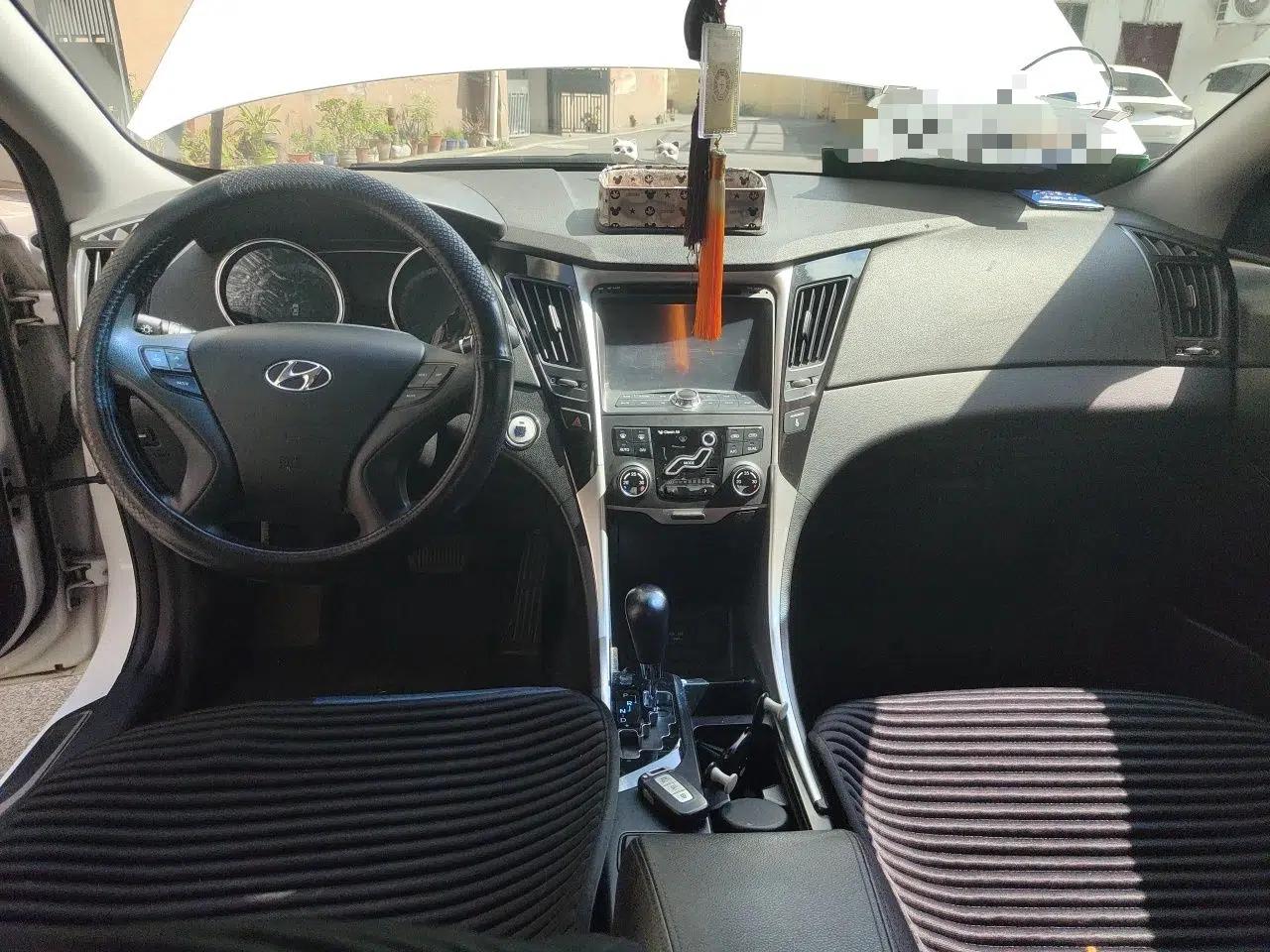 Hyundai Sonata 2011 2.0L Automatic Luxury Edition — миниатюра 10