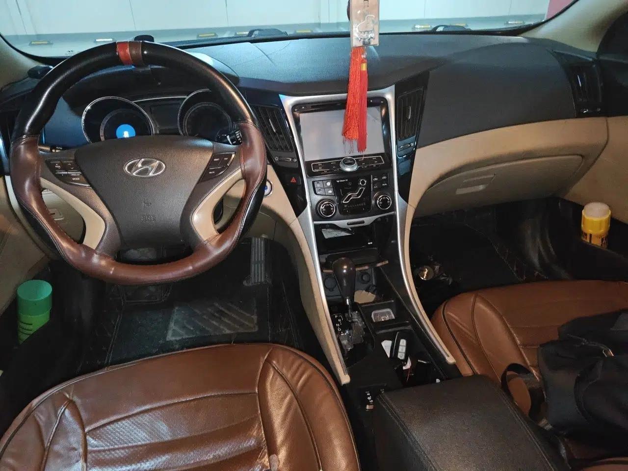 Hyundai Sonata 2011 2.0L Automatic Luxury Edition — миниатюра 10