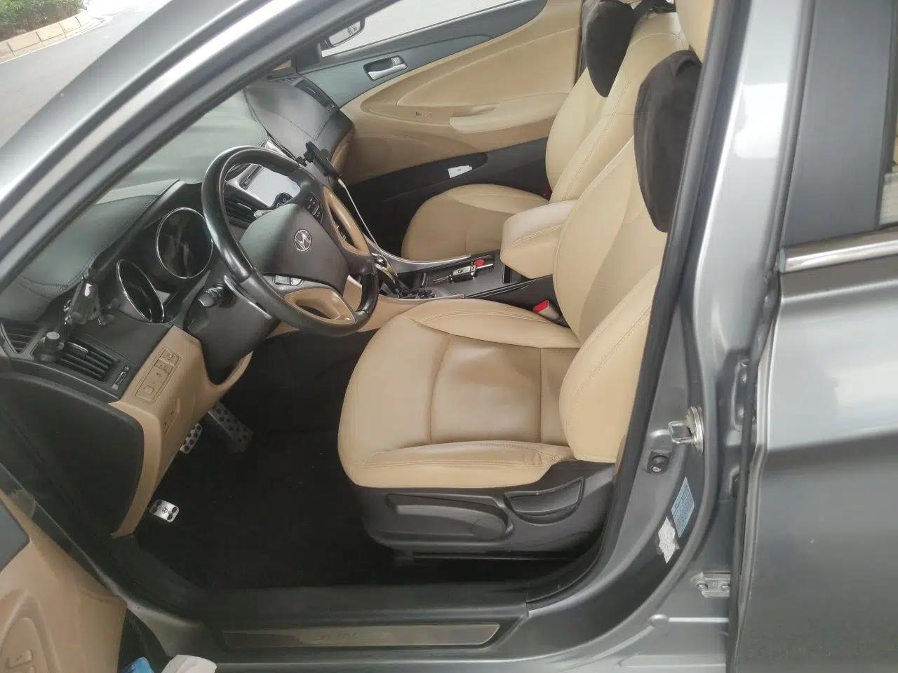 Hyundai Sonata 2011 2.0L Automatic Leading Edition — миниатюра 16
