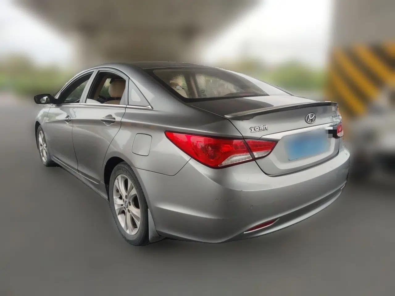 Hyundai Sonata 2011 2.0L Automatic Leading Edition — миниатюра 4