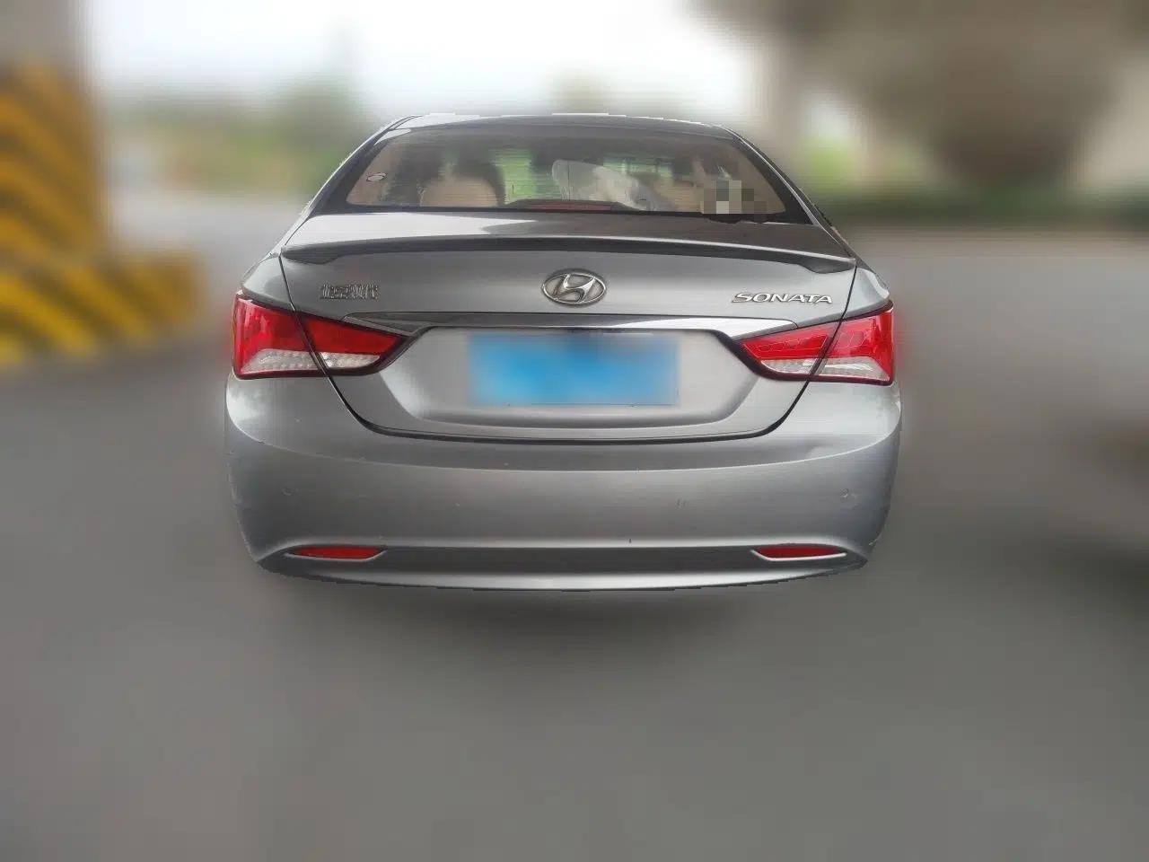 Hyundai Sonata 2011 2.0L Automatic Leading Edition — миниатюра 5