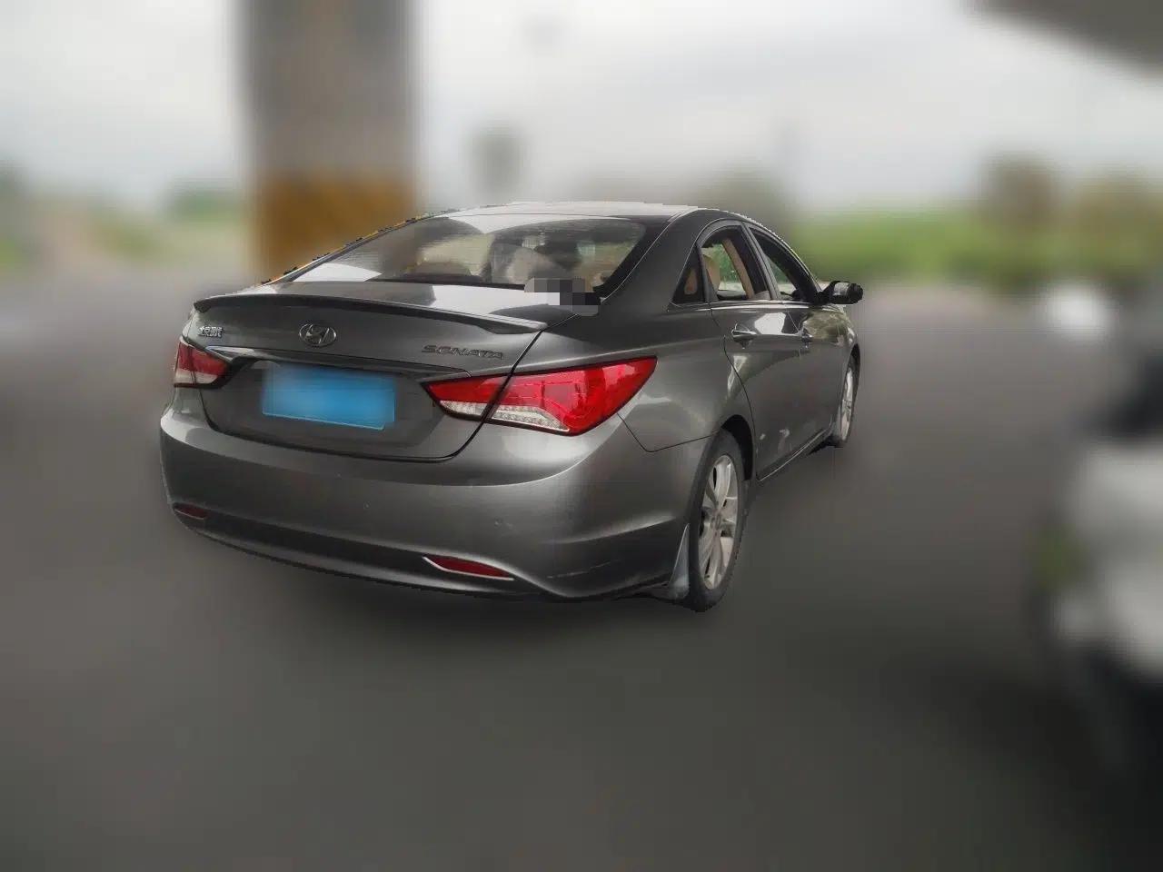 Hyundai Sonata 2011 2.0L Automatic Leading Edition — миниатюра 6