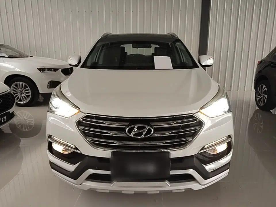 Hyundai Santa Fe 2017 2.0T Automatic All-Wheel Drive Smart 7-Seater — миниатюра 2