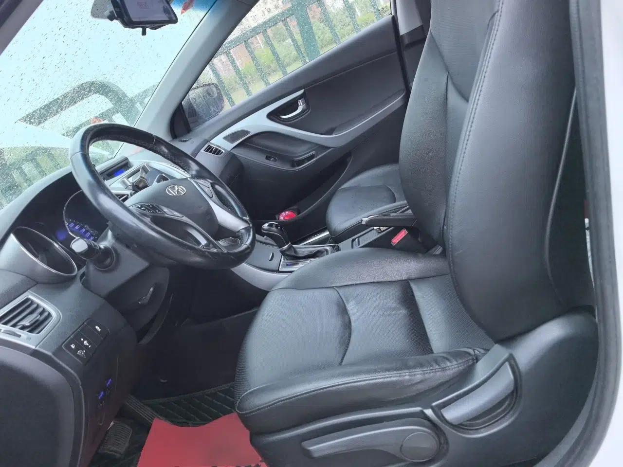 Hyundai Elantra (5th Generation / Langdong) 2015 1.6L Automatic Luxury Model — миниатюра 16