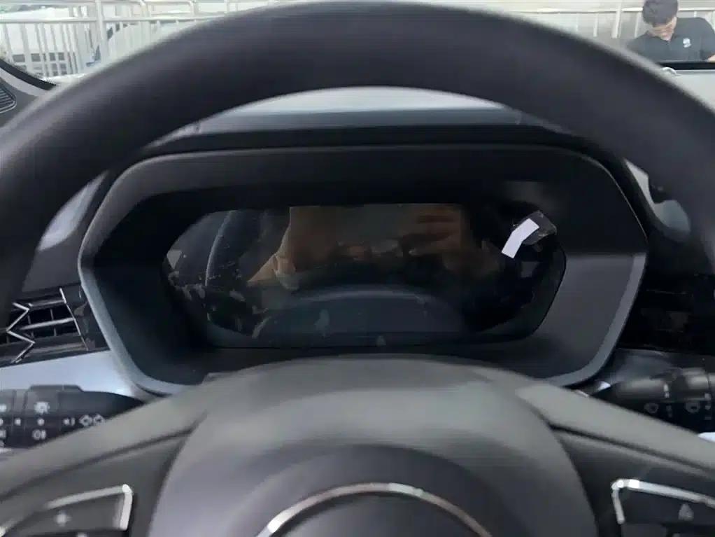 MG5 2023 180DVVT CVT Luxury Edition — миниатюра 4