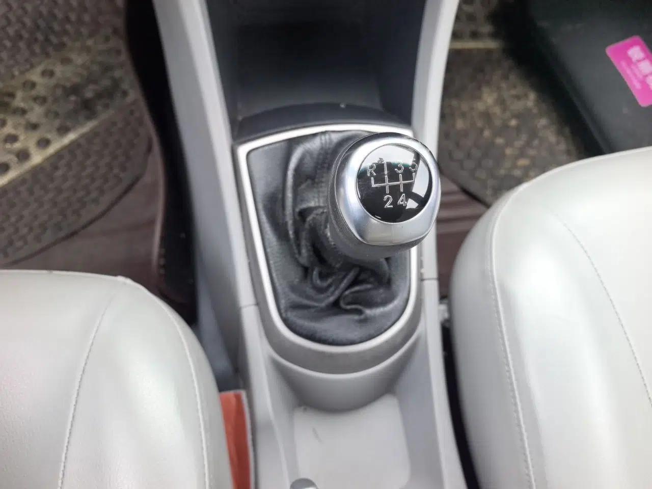 Hyundai Verna (older generation) 2016 1.4L Manual Smart GLS Trim — миниатюра 15