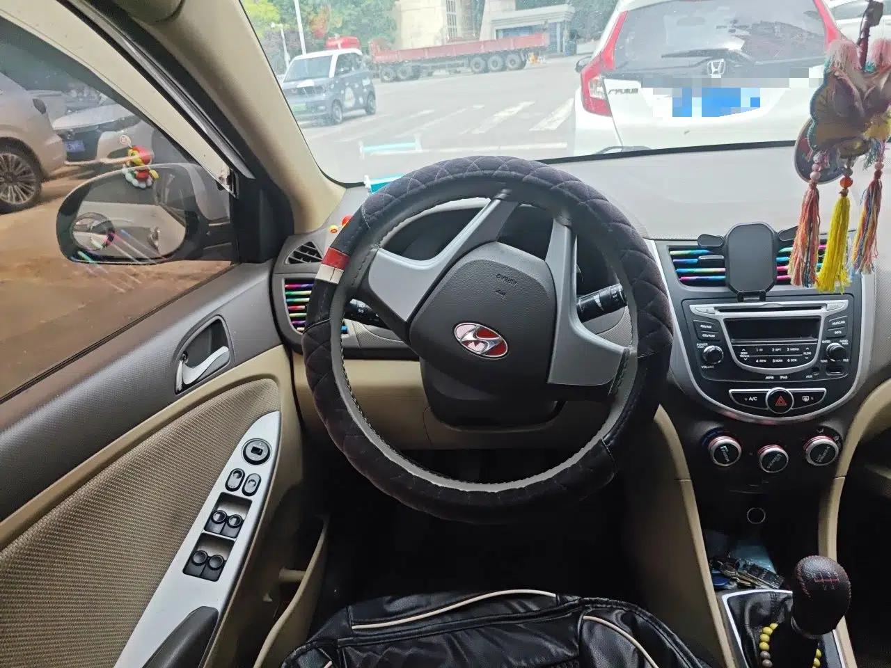 Hyundai Verna (older generation) 2010 Sedan 1.4L Manual Comfort GS — миниатюра 11