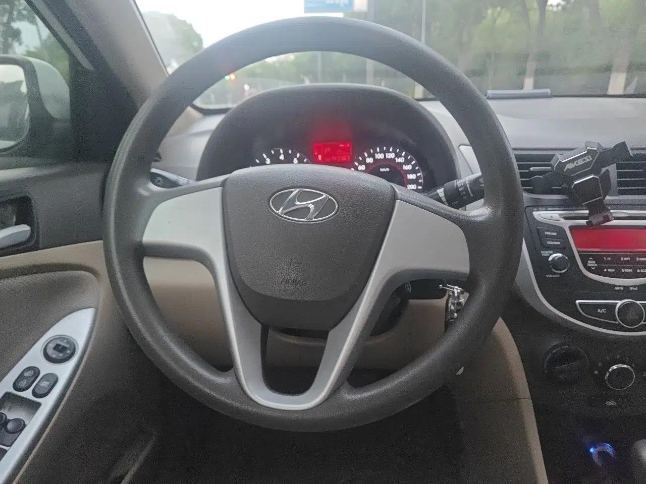 Hyundai Verna (older generation) 2010 Sedan 1.4L Automatic Fashionable GT Model — миниатюра 11